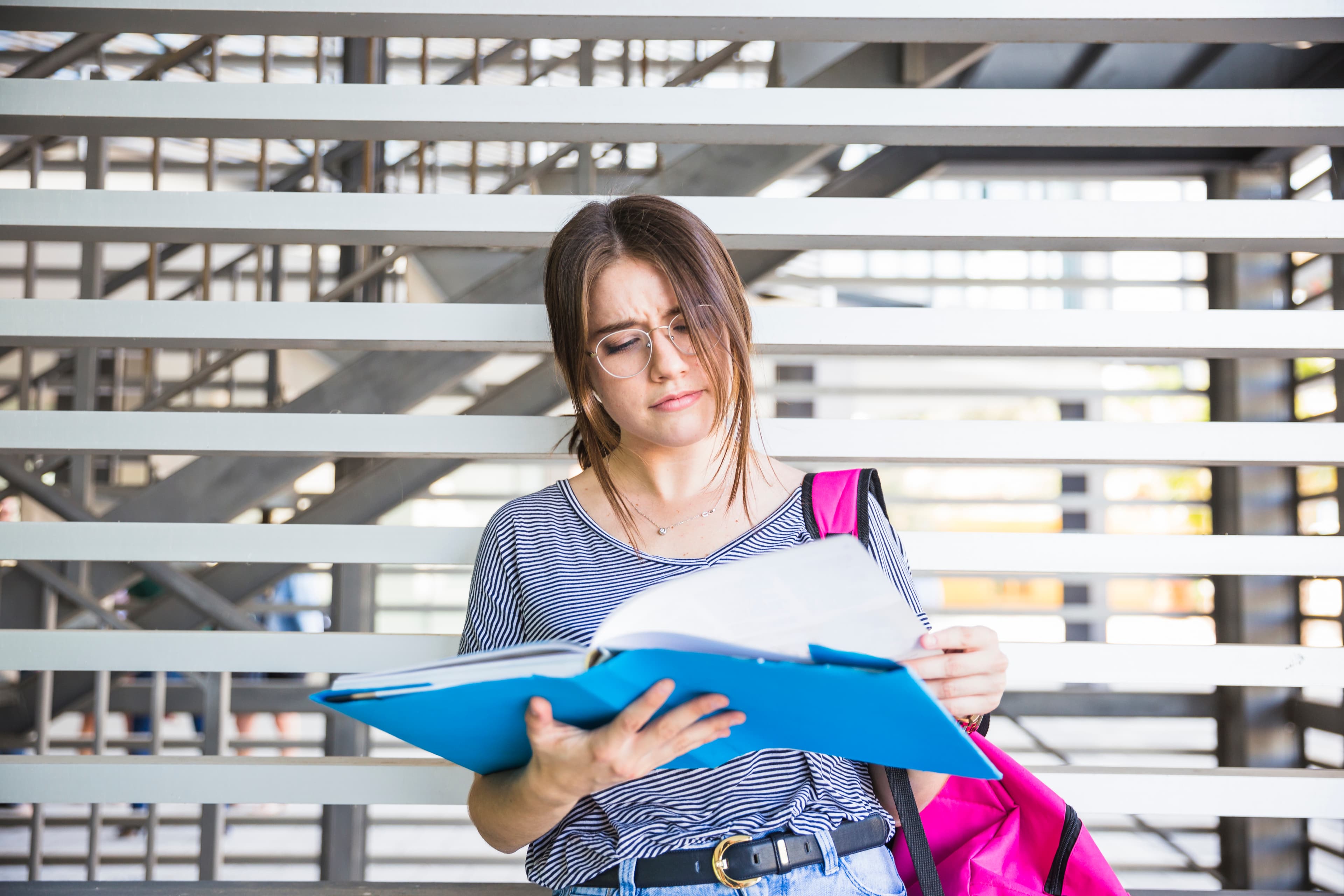 Studentessa mentre studia su un libro di testo