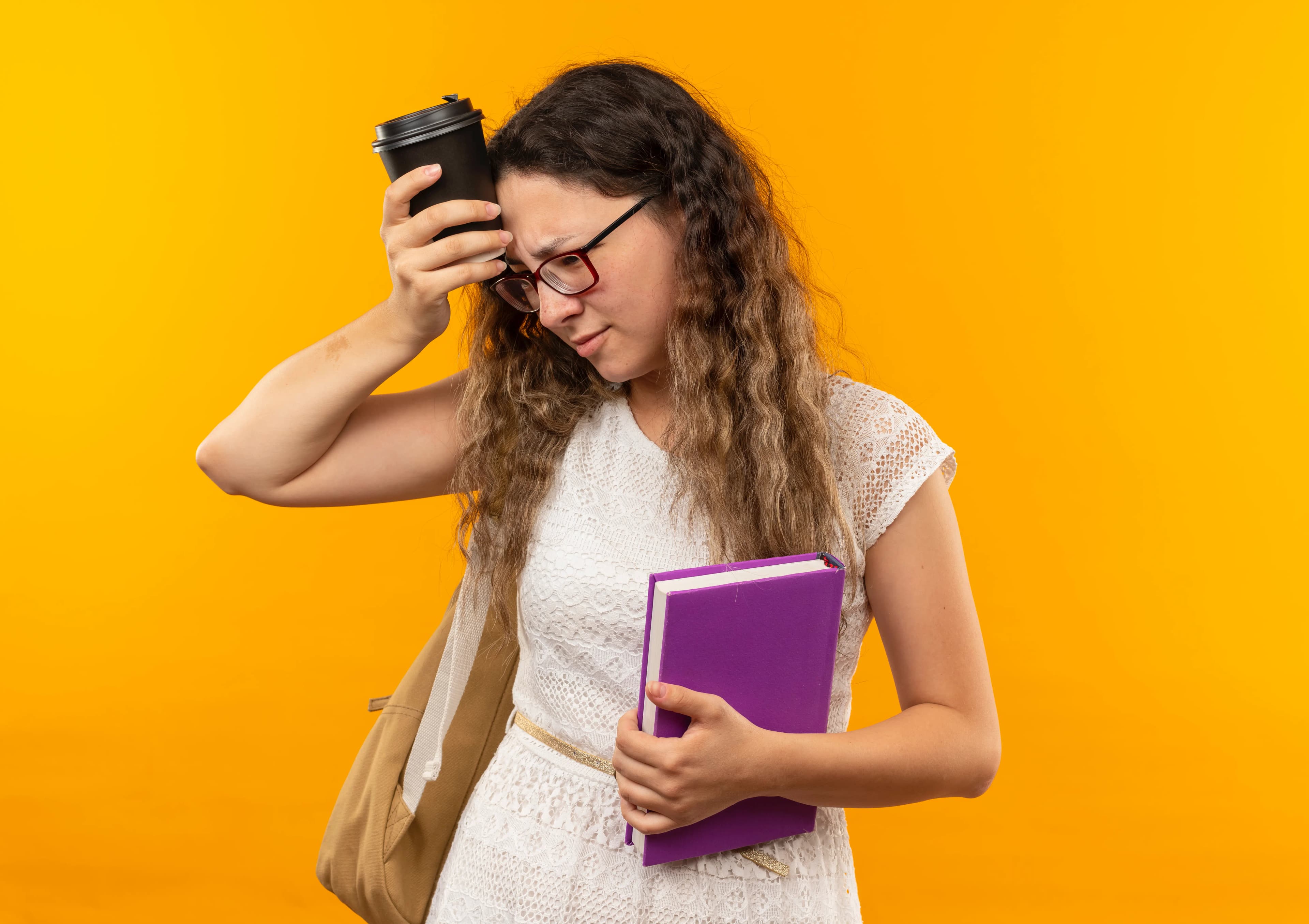 Studentessa con zaino, libro e materiale di studio